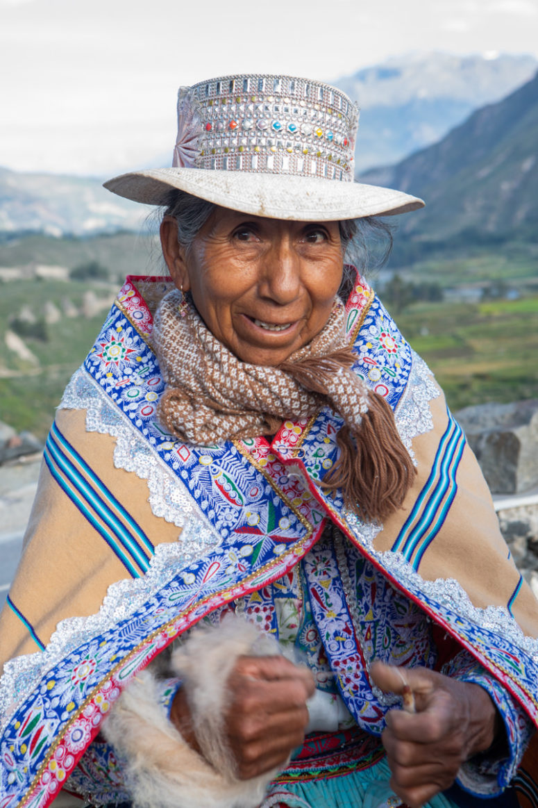 travel photography peruvian woman weaving
