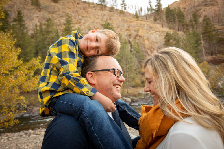 fort collins photographer boy on shoulders